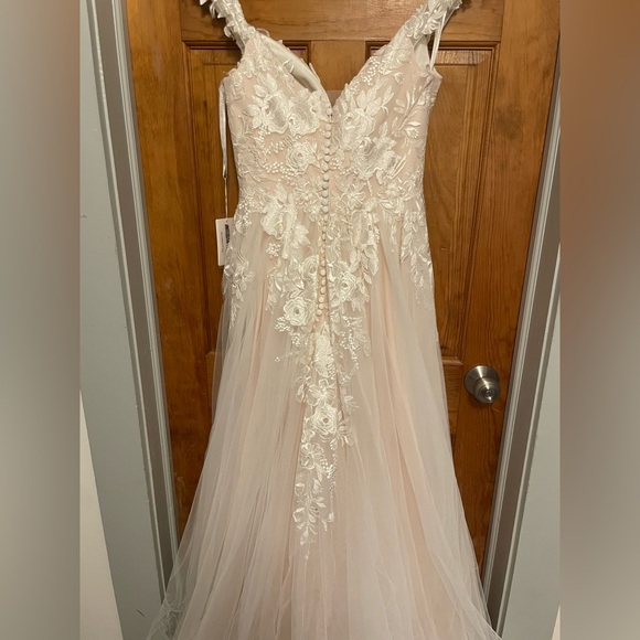 Avery Austin Trinity Wedding Dress Gown Sample Size 8 NWT - Picture 6 of 10